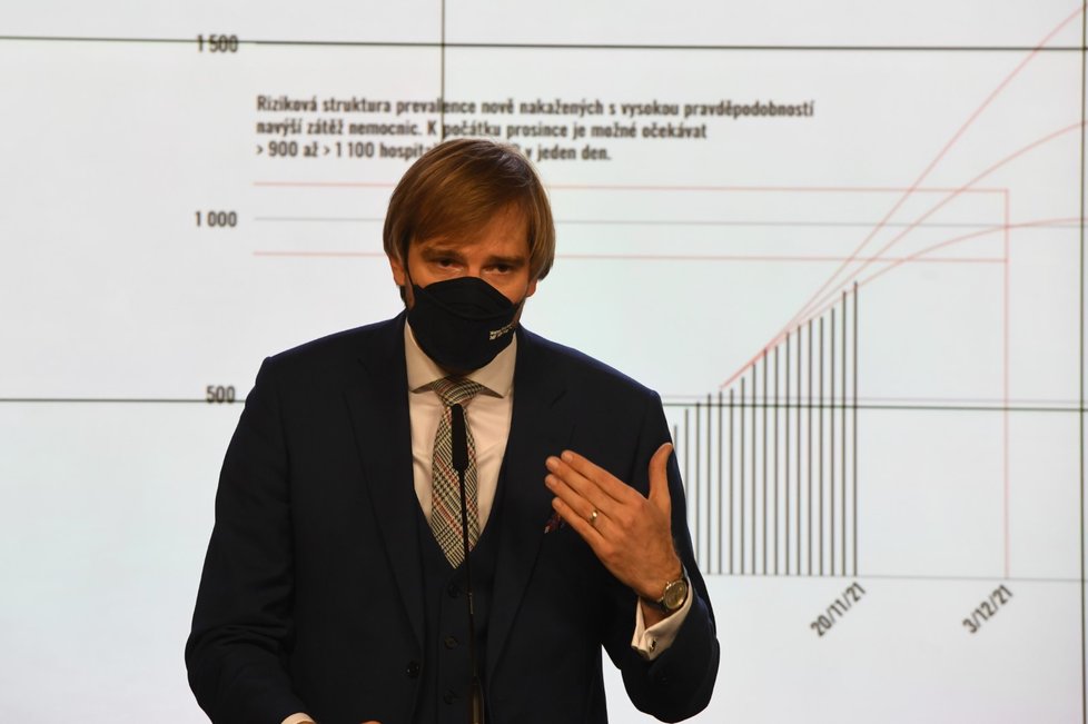 Ministr zdravotnictví Adam Vojtěch vystoupil na tiskové konferenci po mimořádné schůzi vlády v demisi, která projednávala nová opatření proti šíření onemocnění covid-19 (25. 11. 2021)