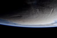 Masivní výbuch sopky na Tonze překvapil i astronauty: Úchvatné snímky kouře z vesmíru