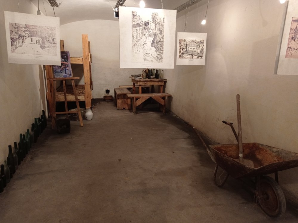 V muničním bunkru se nachází i expozice k táboru válečných zajatců z dob 2. světové války – Stalag XX A a C. Je zde umístěna i výstava obrazů jednoho ze zajatců Franka Williama Whettona