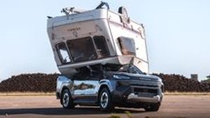 Toyota shodila 760kilový karavan z devíti metrů na elektrický Hilux. Pick-up pak odjel Toyota shodila 760kilový karavan z devíti metrů na elektrický Hilux. Pick-up pak odjel