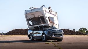Toyota shodila 760kilový karavan z devíti metrů na elektrický Hilux. Pick-up pak odjel