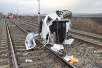Tragédie na Břeclavsku: Řidičku v audi smetl na přejezdu rychlík, vážným zraněním na místě podlehla