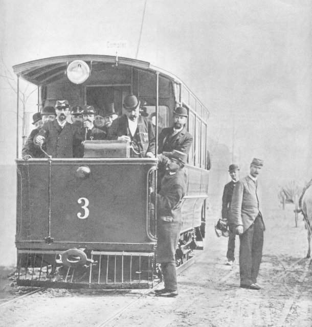 První elektrická tramvaj v Praze se rozjela před 18. července 1891.
