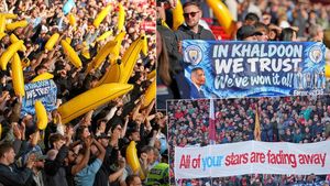 Transparenty proti Manchesteru City: Narážky na Oasis a proč se mávalo banány? Transparenty proti Manchesteru City: Narážky na Oasis a proč se mávalo banány?