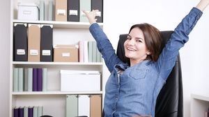 Trápí vás po celém dni zničená záda? Tady jsou rychlé cviky, které pomohou doma i v kanceláři