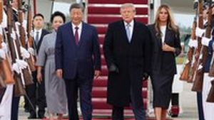 Trump s Melanií po boku vítal prezidentský pár z Číny. Překvapilo ho burácení bombardéru Trump s Melanií po boku vítal prezidentský pár z Číny. Překvapilo ho burácení bombardéru