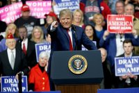 „Budou protlačovat demokraty.“ Trump varuje před zásahy Ruska do podzimních voleb