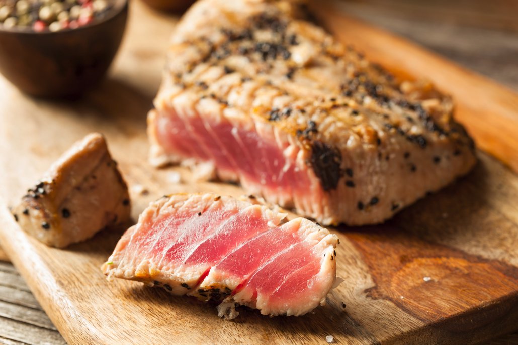 Steak z tuňáka se nebojte nechat uvnitř až skoro syrový