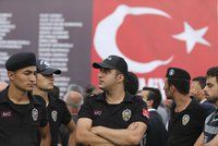 Kvůli tureckému puči zatkli první Němku. Velvyslanectví ji nemůže kontaktovat