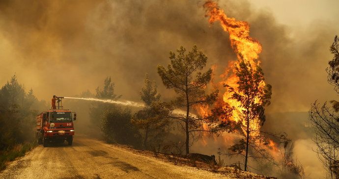 Incendio in Turchia: evacuazione di migliaia di turisti da Antalya, hotel in fiamme