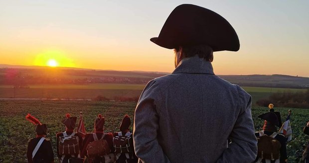 Americký herec Mark Schneider (50) v roli Napoleona, podobně jako skutečný vojevůdce před 214 lety, vítá na své pozorovatelně východ slunce nad bojištěm bitvy u Slavkova.