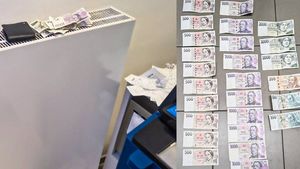 U bankomatu se povalovaly tisíce: Rozházel je tam ochmelka a pak u nich usnul