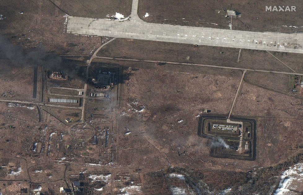 Letiště Čuhujiv: Ze satelitu jsou vidět poničené nádrže.