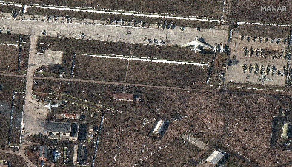 Letiště Čuhujiv: Ze satelitu jsou vidět poničené nádrže.