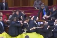 VIDEO: Bitka v ukrajinském parlamentu!