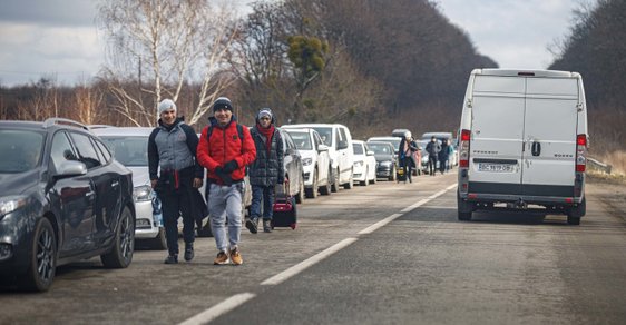Reportérka Reflexu na Ukrajině: Nekonečné kolony aut uprchlíků a připravené molotovy