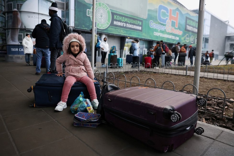 Ukrajinci na kyjevském letišti po zahájení ruské invaze. (24. 2. 2022)