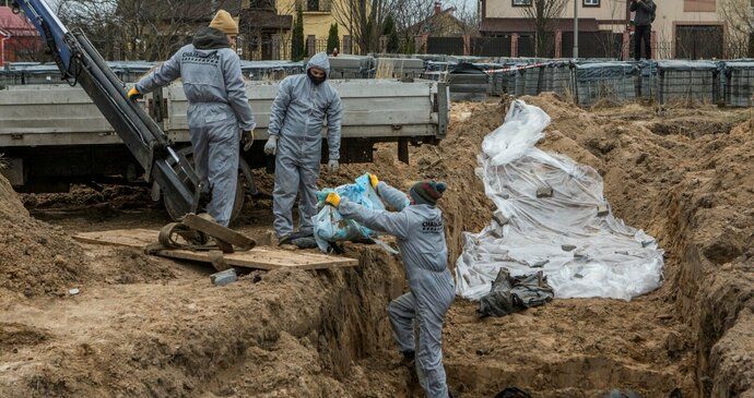 ONLINE: Ukrajinci u Kyjeva našli další masový hrob s 900 civilisty, oznámil Zelenskyj