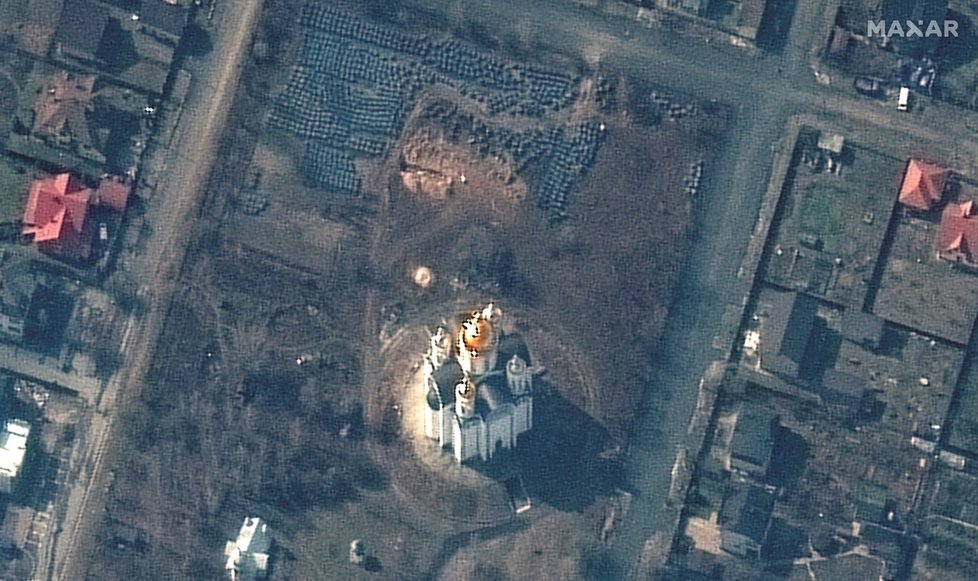 Satelitní snímek ukrajinského města Buča z 31. března, na kterém patrný asi 15 metrů dlouhý příkop v areálu místního kostela svatého Ondřeje; zde se později našel masový hrob.