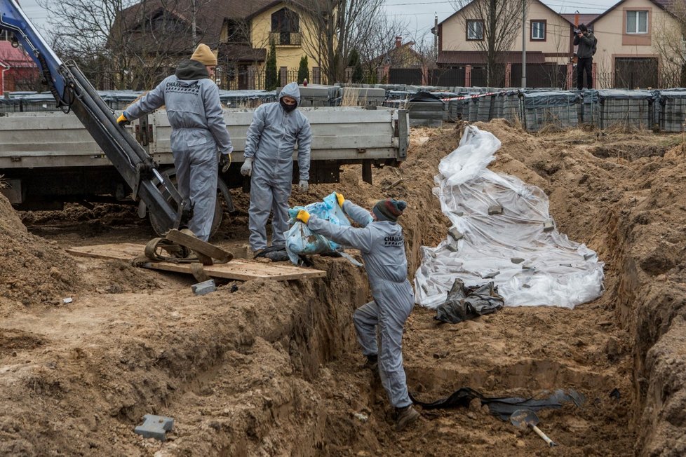 Exhumace těl z hromadného hrobu ve městě Buča