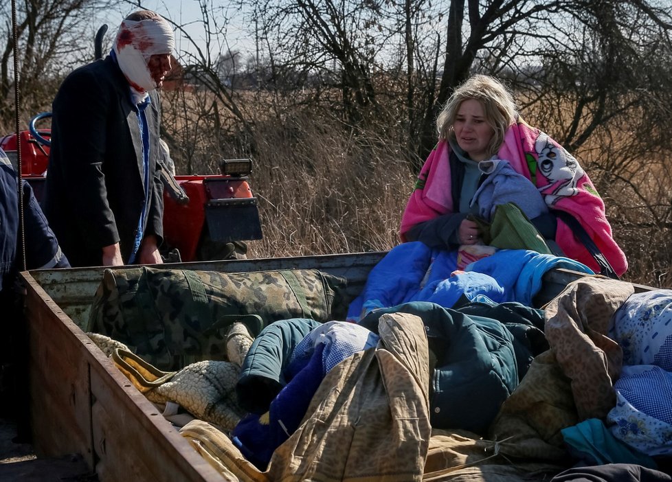 Evakuace civilistů z vesnice na sever od Kyjeva, kterou obklíčili ruské jednotky (17.3.2022)