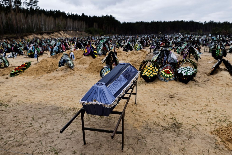 Pohřeb obětí ruského řádění ve městě Irpiň (18.4.2022)
