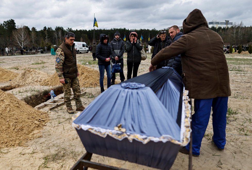 Pohřeb obětí ruského řádění ve městě Irpiň (18.4.2022)