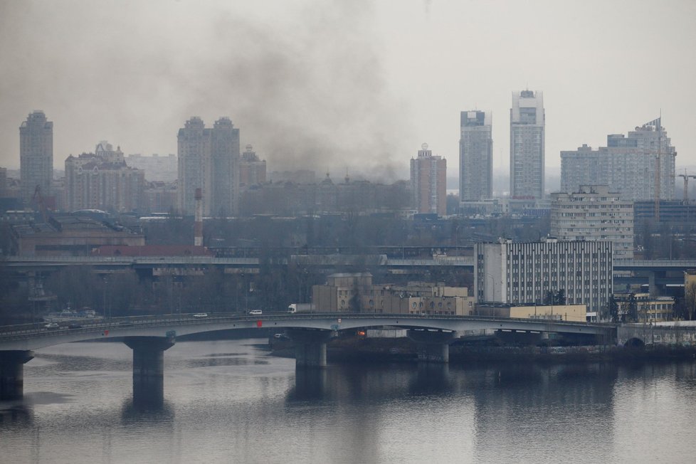 Kouř u jednotky ukrajinského ministerstva obrany v Kyjevě.