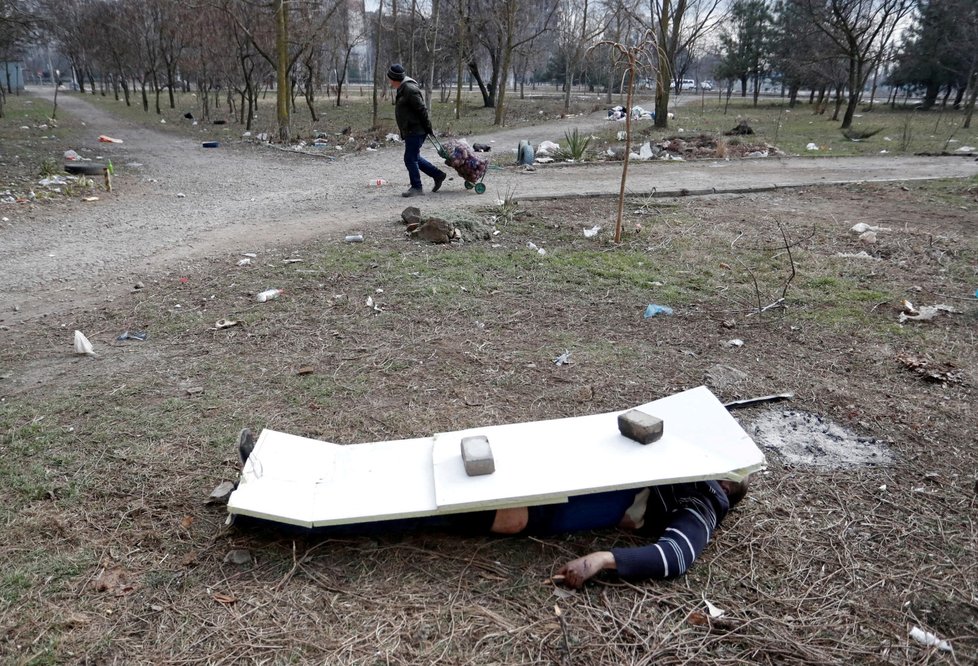 Těla obětí ruských útoků v Mariupolu (18.3.2022)