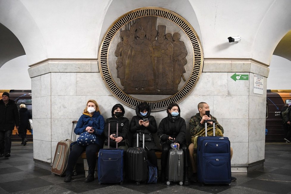 Lidé se schovávají v kyjevském metru po zahájení ruské invaze. (24. 2. 2022)
