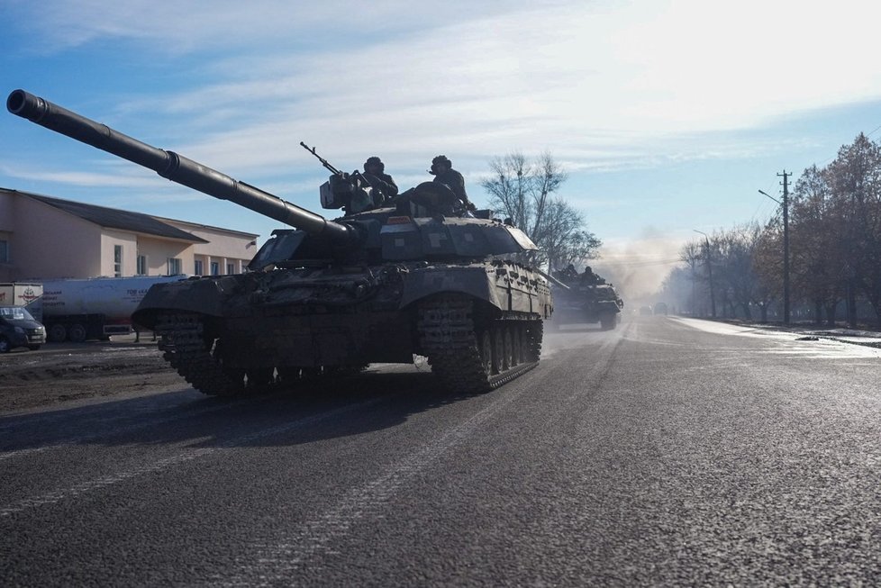 Ukrajinské tanky v Charkovské oblasti.  (24. 2. 2022)
