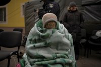Slzy a strach v Irpini: Babička (94) zabalená v dece rozplakala i policistku. Evakuace pokračují