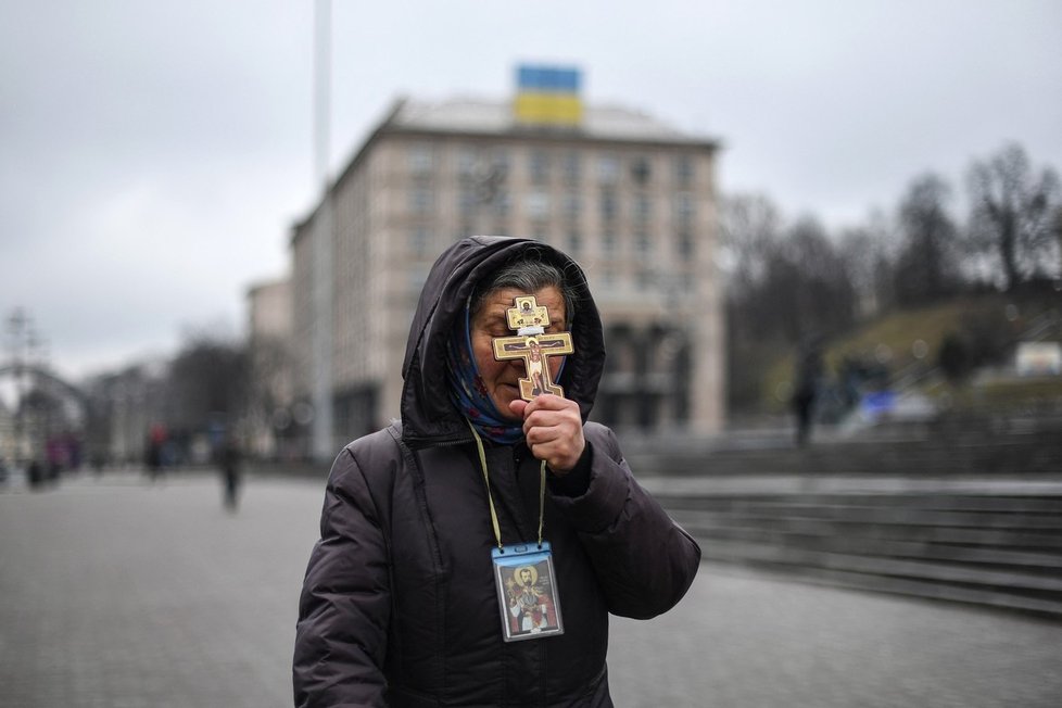 Ukrajinci se modlí za mír.  (24. 2. 2022)