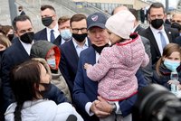 „Ten muž nesmí zůstat u moci“. Biden mezi uprchlíky: Putin je řezník! Kreml zuří