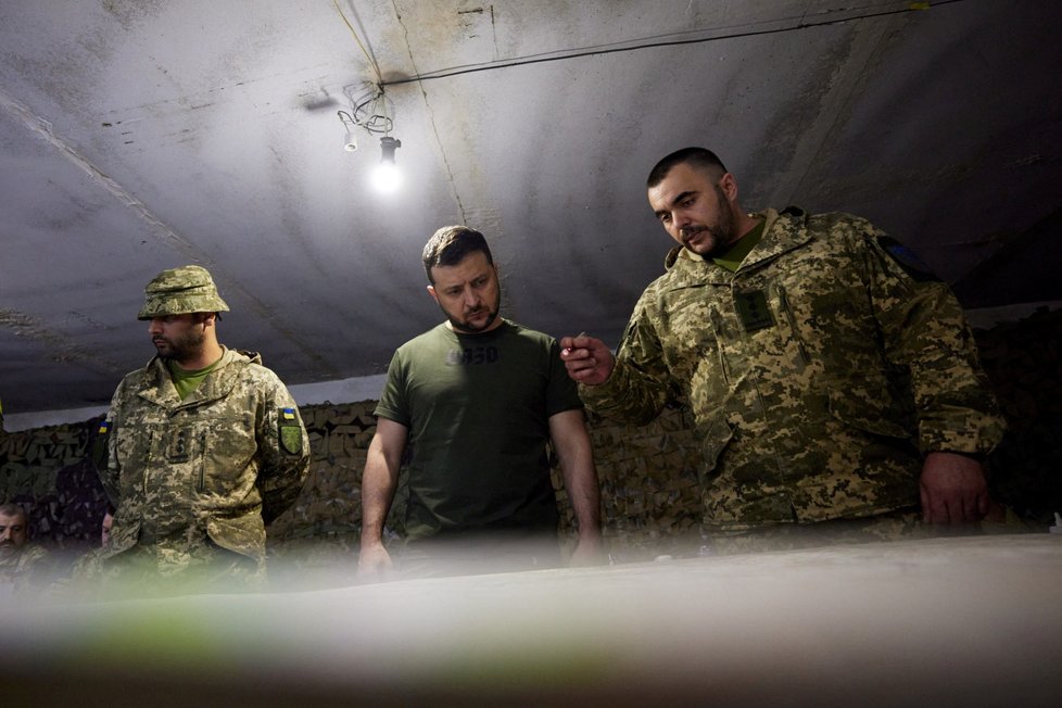 Ukrajinský prezident Volodymyr Zelenskyj s vojáky na frontové linii