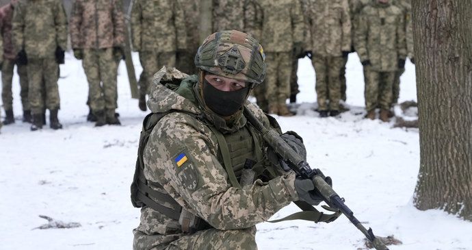 Ukrajinský voják (20) zabil útočnou puškou pět kolegů. O životy dalších bojují lékaři