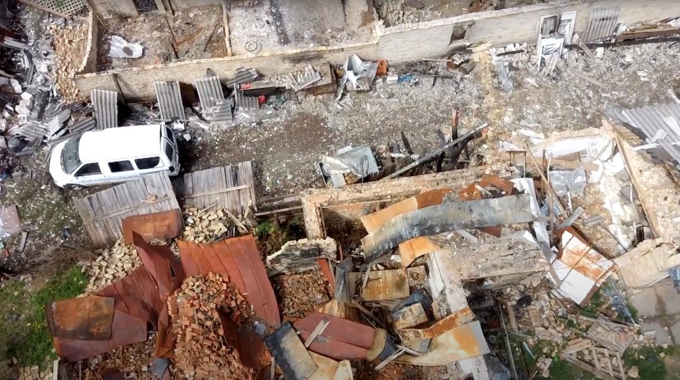 Zničené budovy a trosky ve vesnici Mosčun. (28. 4. 2022)