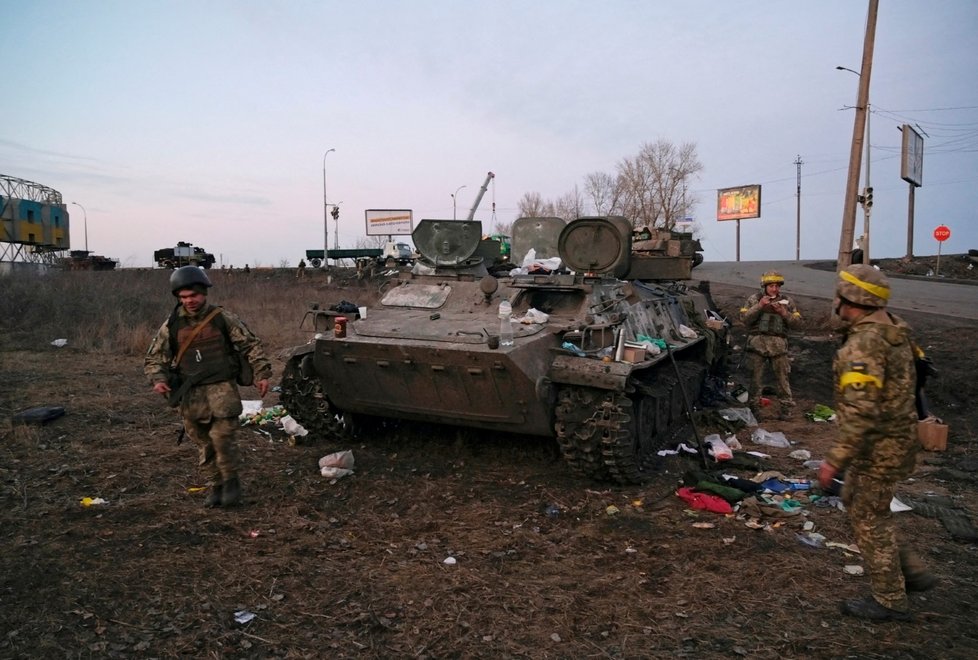 Ukrajinští vojáci u zlikvidovaných (údajně) ruských transportérů u Charkova.