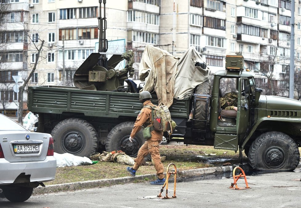 Na severním předměstí Kyjeva v Obolonu postříleli skupinu diverzantů v ukrajinských uniformách. Tito ruští vojáci se totiž zmocnili dvou automobilů ukrajinských sil, převlékli se do ukrajinských uniforem a odjeli do centra Kyjeva