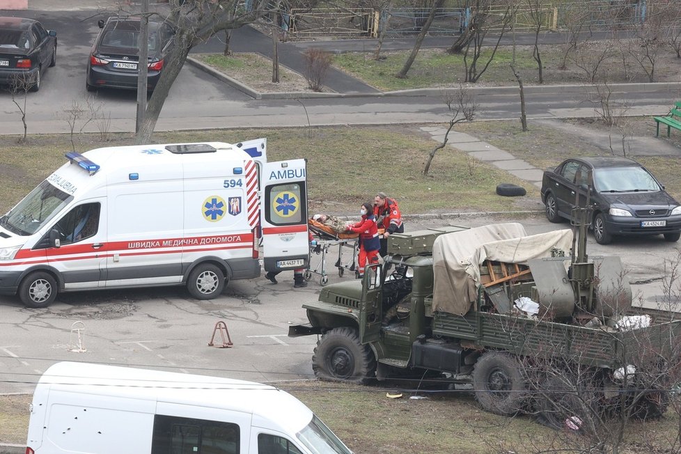 Na severním předměstí Kyjeva v Obolonu postříleli skupinu diverzantů v ukrajinských uniformách. Tito ruští vojáci se totiž zmocnili dvou automobilů ukrajinských sil, převlékli se do ukrajinských uniforem a odjeli do centra Kyjeva
