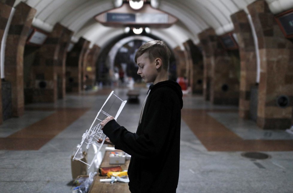 Válka na Ukrajině: Metro v Charkově se stalo místem pro úkryt, ale také pro vzdělávání (28.4.2022).