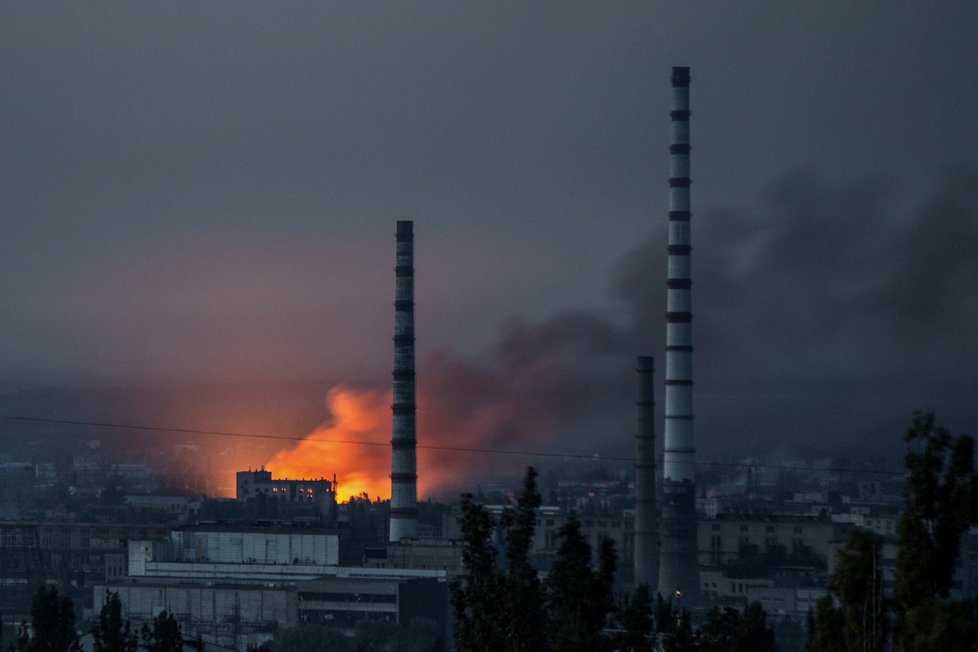 Rusy ostřelovaná chemička Azot v Severodoněcku