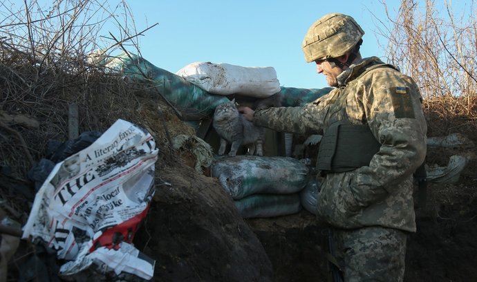 Ukrajinský voják kontroluje hranici.