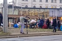 Brno trápí pochybní uprchlíci před nádražím: Čekají jen na dávky, řekla primátorka