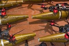 Ukrajinci přimontovali na závodní drony protitankové granáty. S tímto na zahradě raději nelétejte