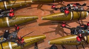 Ukrajinci přimontovali na závodní drony protitankové granáty. S tímto na zahradě raději nelétejte