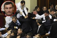 Ukrajinští poslanci se porvali jako zvěř: Boxer Vitalij Kličko jen přihlížel!
