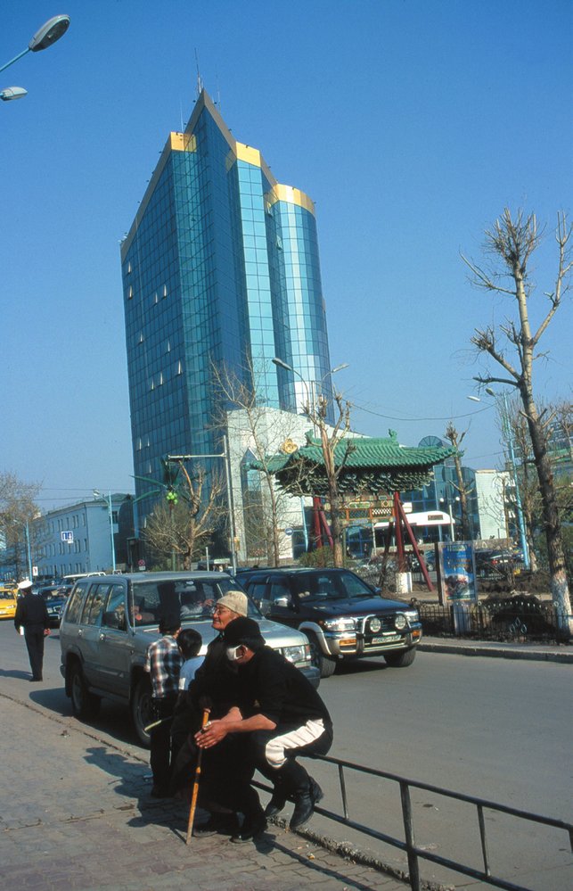 Ve kdysi neutěšeném městě plném jurt a betonových monster přibývají mrakodrapy. Většinou v nich sídlí bankovní domy.