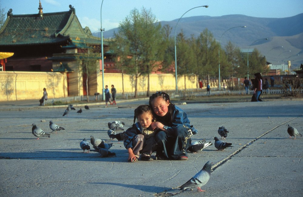 V klášteře Gandan pózovaly objektivu cizince dvě malé krmičky holubů. Okolí kláštera je oázou starého Mongolska.