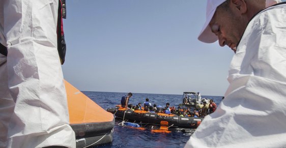 Potvrzeno: Převrácená loď s imigranty u Libye pohřbila nejméně 300 lidí